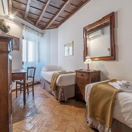 By The Charming Piazza Navona - FromhometoРим Екстериор снимка